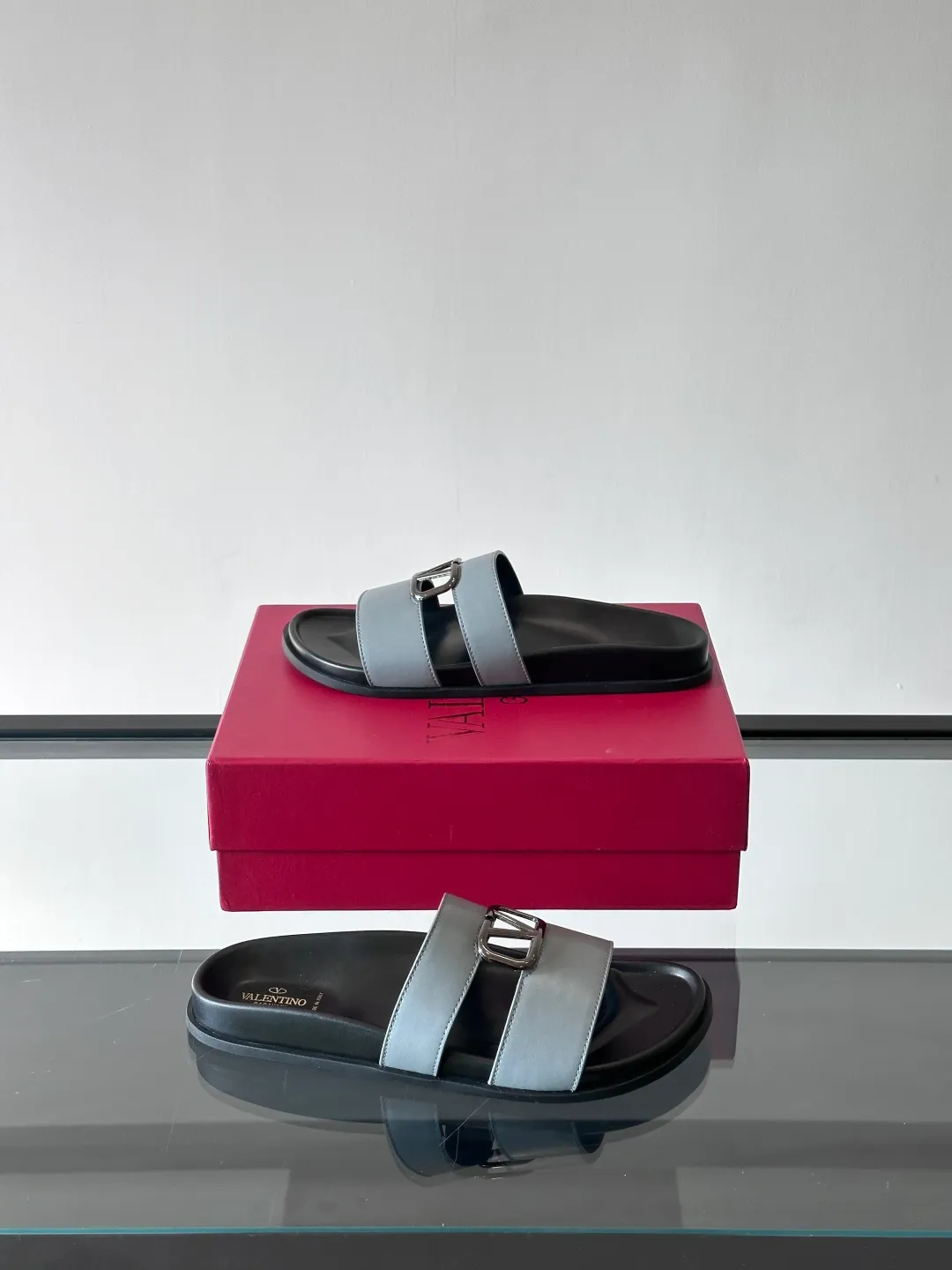 Men's shoes 💰p320 "VALENTINO" Valentino Men's 🧍‍♂️ Spring and summer new style metal rivet flat slippers, elegant sandals, the same style worn by celebrities, original molding, imported calfskin. Rubber outsole. Soft and durable, full set of counter packaging size: 39-44 (customized at 38.45.46)